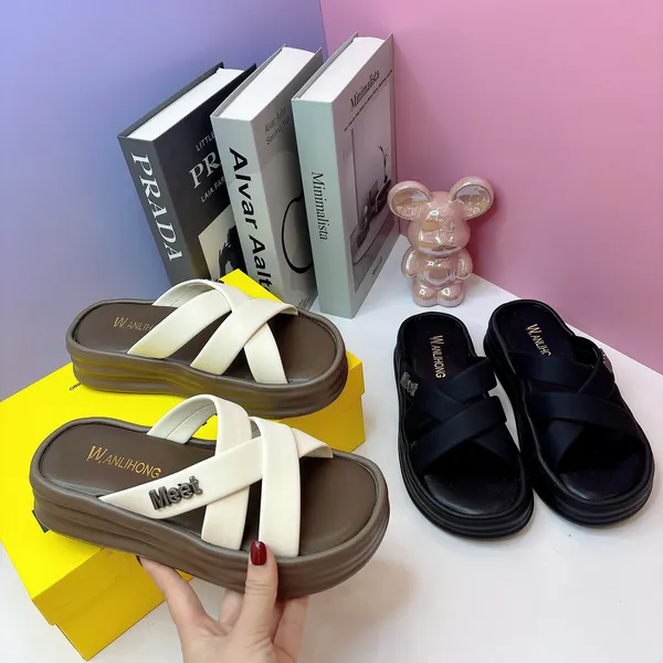 Khám phá Dép Nữ TGG 9847 Quai Chéo Da Lì Màu Đen Size 35