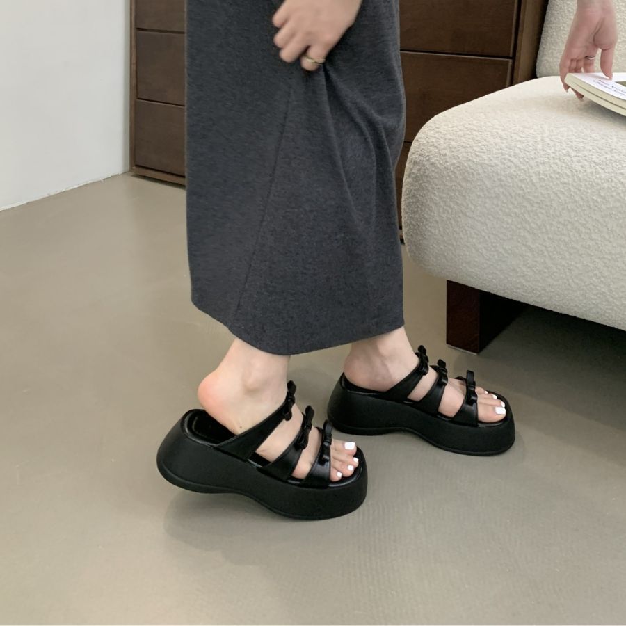 Dép Quai Ngang Nữ TGG D680-16 Màu Bạc Da Trơn Size 36