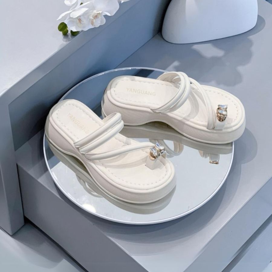 Dép Xỏ Ngón Nữ TGG A-6819 Màu Trắng Da Mềm Size 36