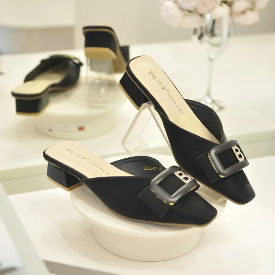 Giày Sục Nữ TGG 8338-67 Màu Đen Da Lụa Size 36