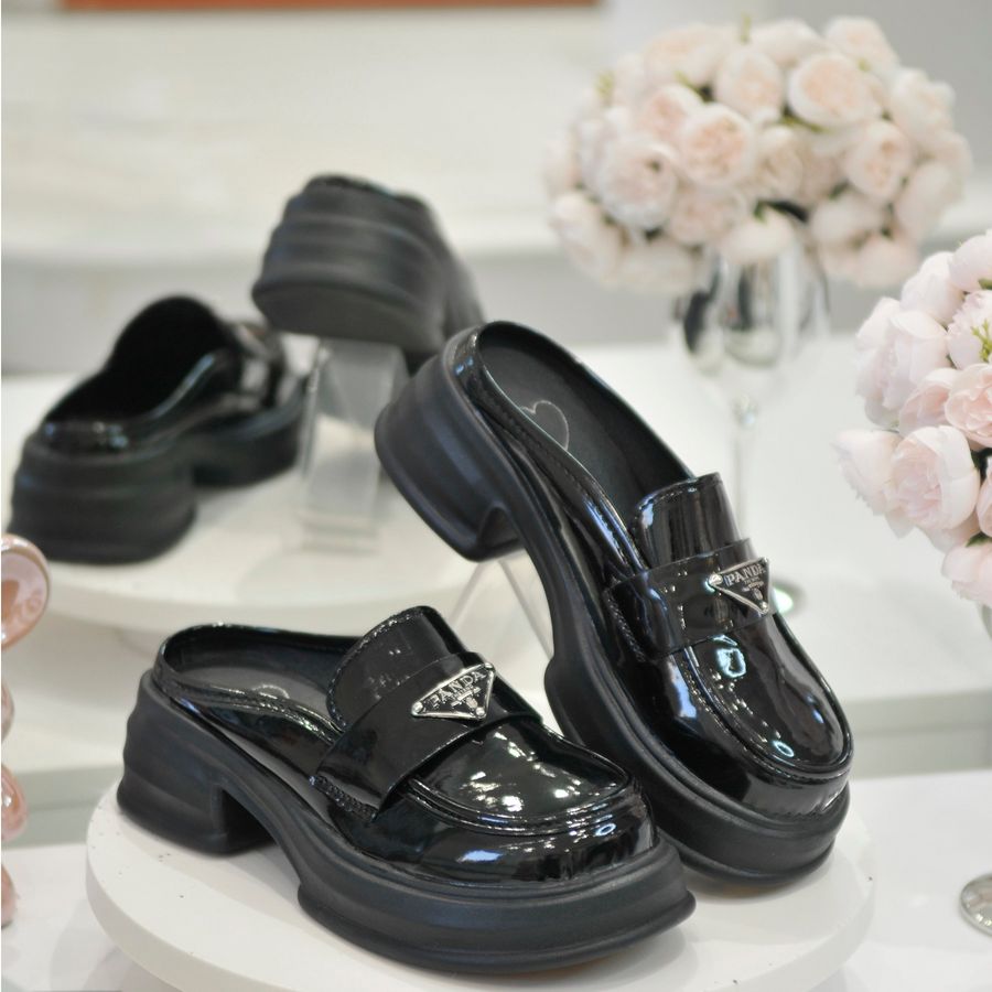 Giày Sục Nữ TGG 5523 Da Bóng Màu Đen Size 36