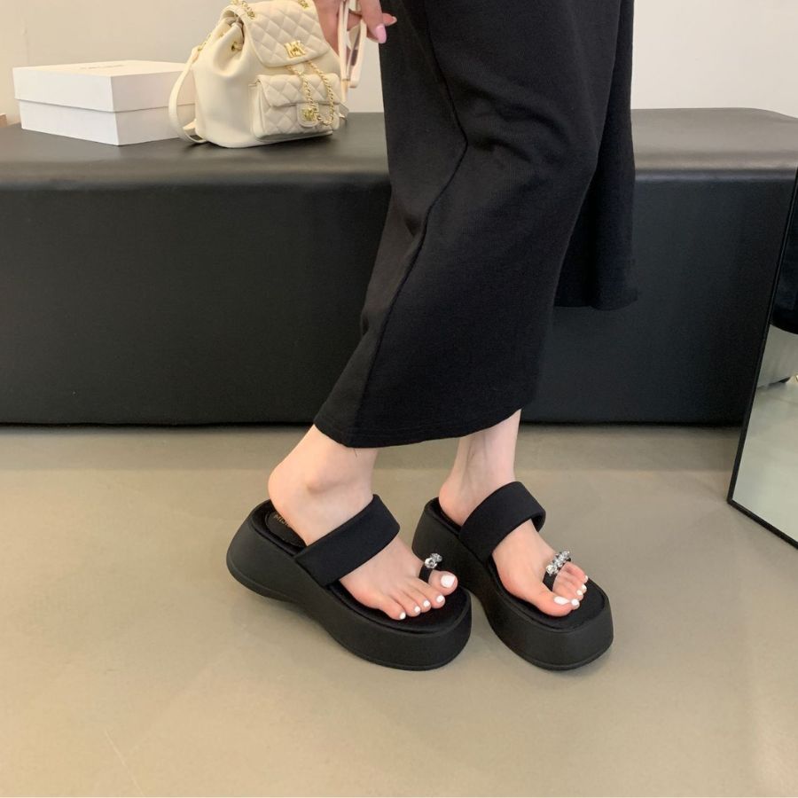 Dép Xỏ Ngón Nữ TGG F680-2 Màu Đen Da Mềm Size 37