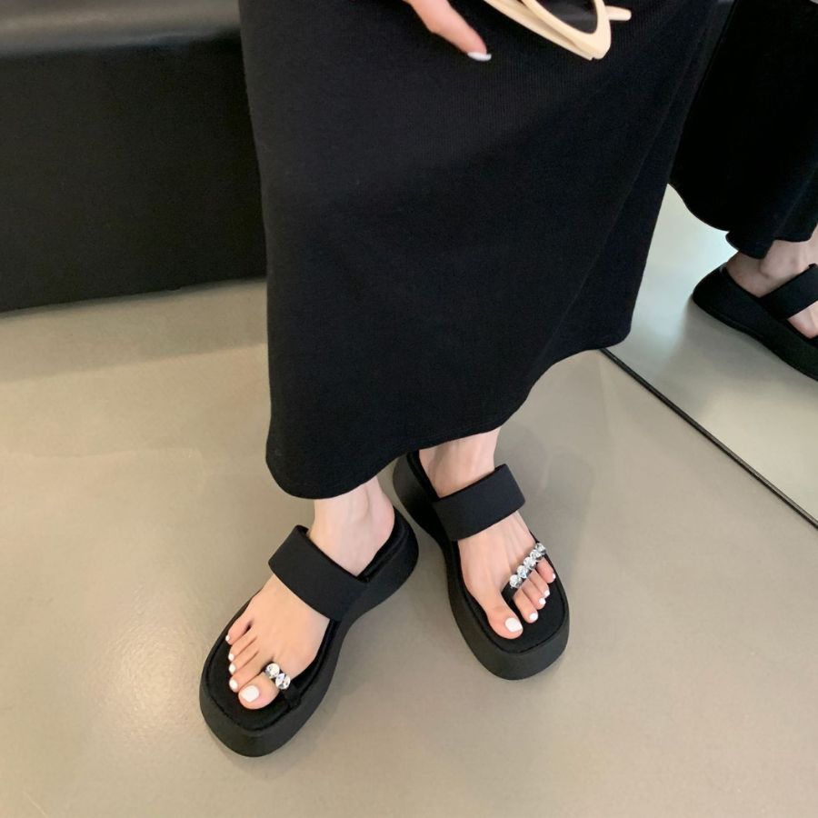Dép Xỏ Ngón Nữ TGG F680-2 Màu Đen Da Mềm Size 37