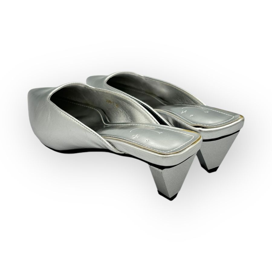 Giày Sục Nữ TGG D298-1 Màu Bạc Da Mềm Size 35