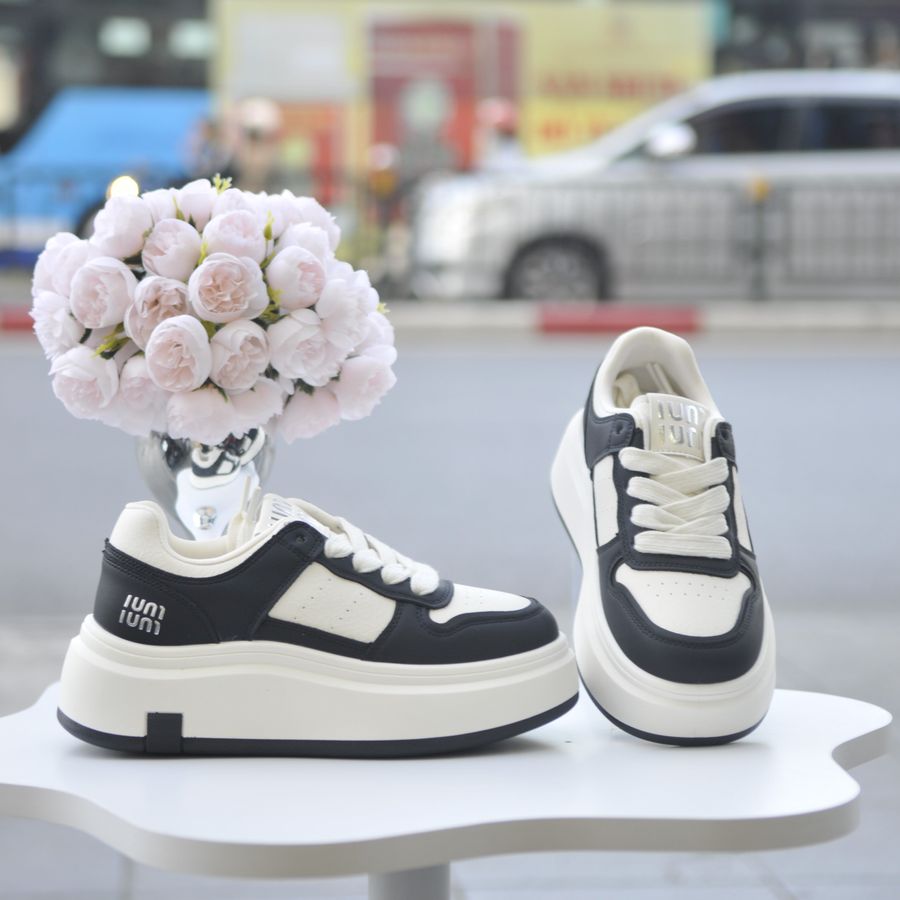 Giày Thể Thao Nữ TGG 8701 Màu Đen Phối Trắng Size 35