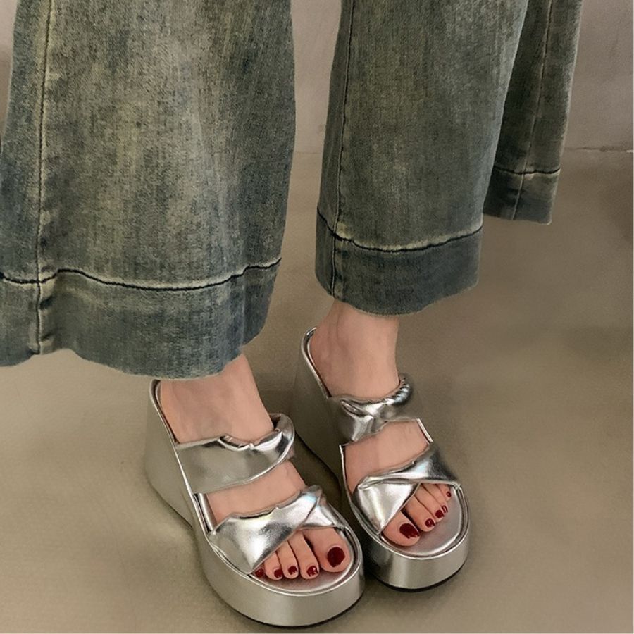 Dép Quai Ngang Nữ TGG UN9825-7 Màu Bạc Da Mềm Size 36