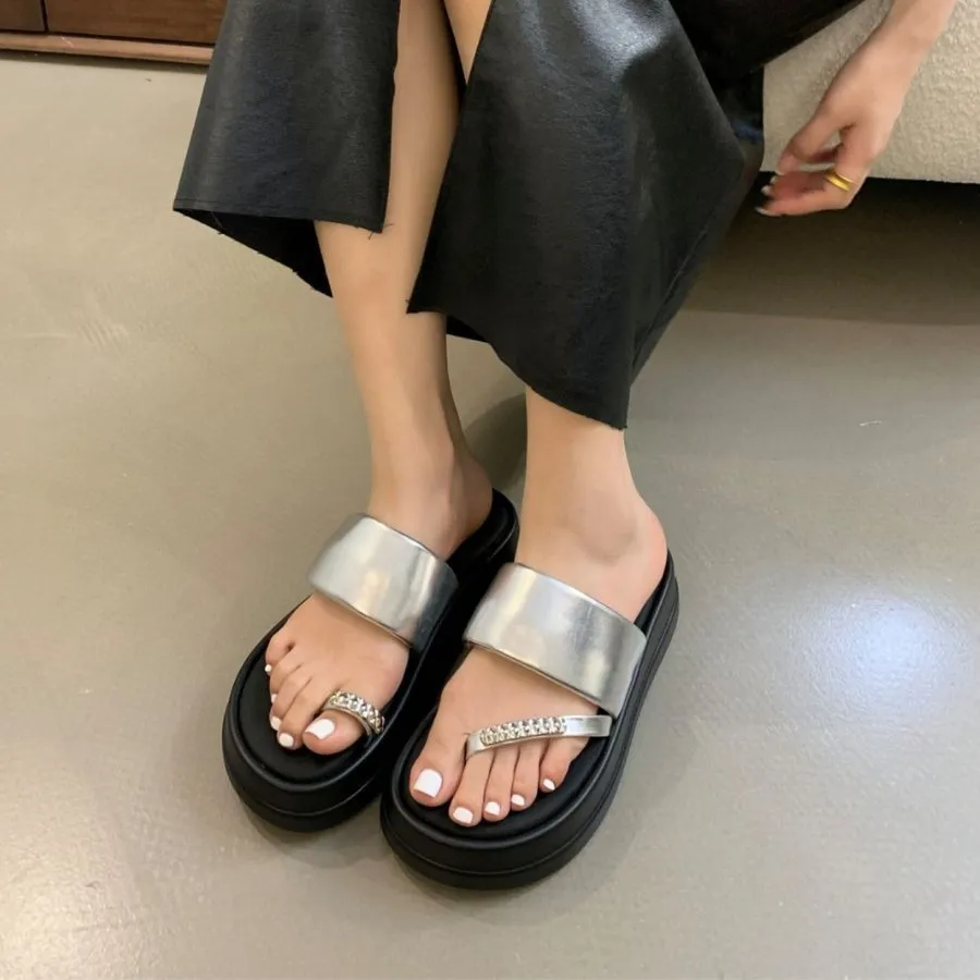 Dép Xỏ Ngón Nữ TGG A518-1 Màu Bạc Da Bóng Size 35