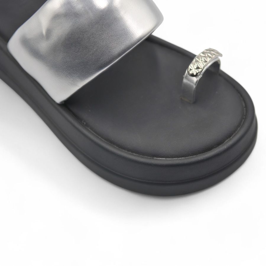Dép Xỏ Ngón Nữ TGG A518-1 Màu Bạc Da Bóng Size 37