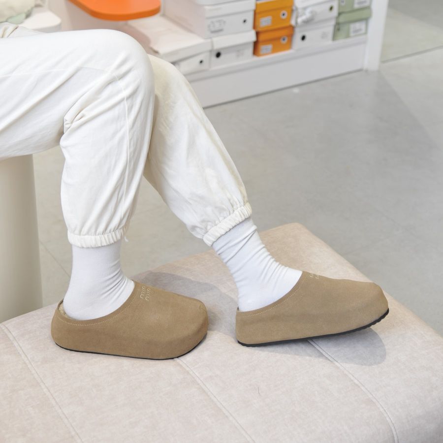 Giày Sục Nữ TGG 2680-35A Màu Nâu Da Lộn Size 36