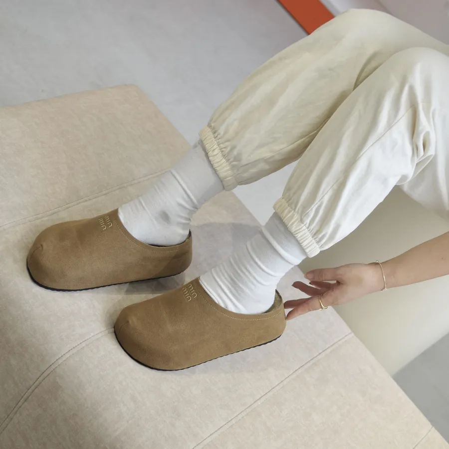 Giày Sục Nữ TGG 2680-35A Màu Nâu Da Lộn Size 37
