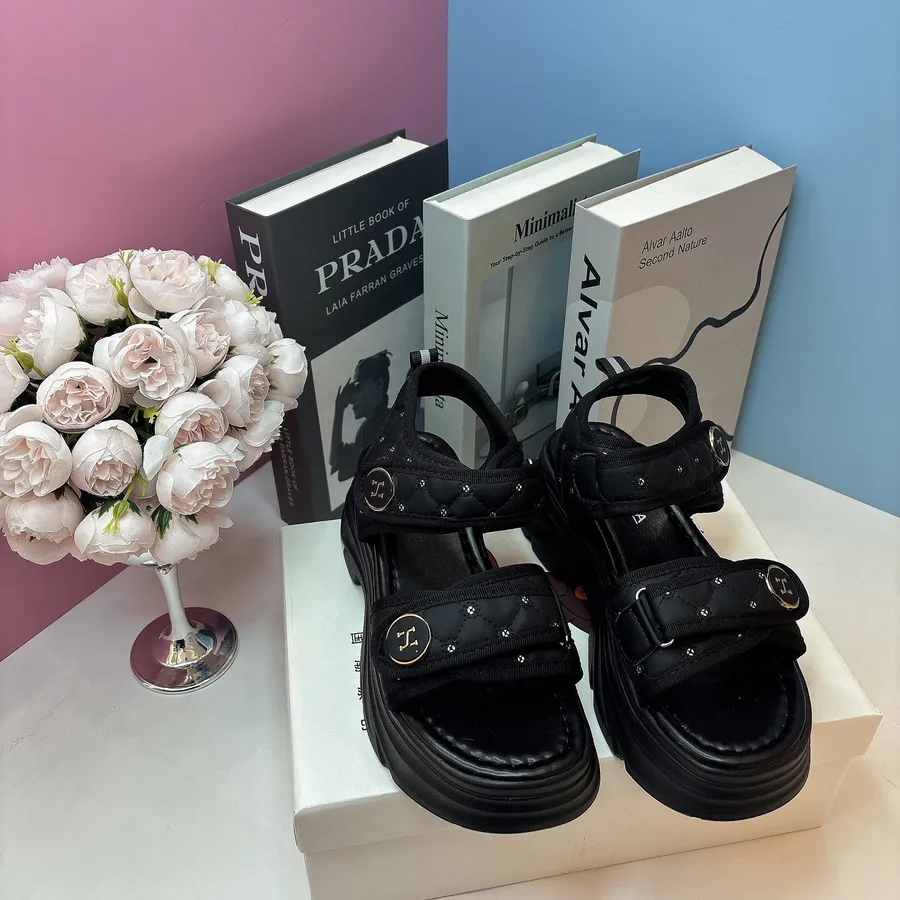 Dép sandal nữ TGG F901 da mềm đính đá màu đen size 38