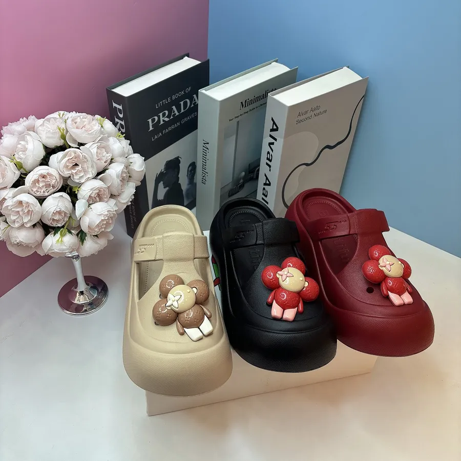 Dép Sục Nữ TGG 2014 Màu Đen Sticker Hoa Size 35-36