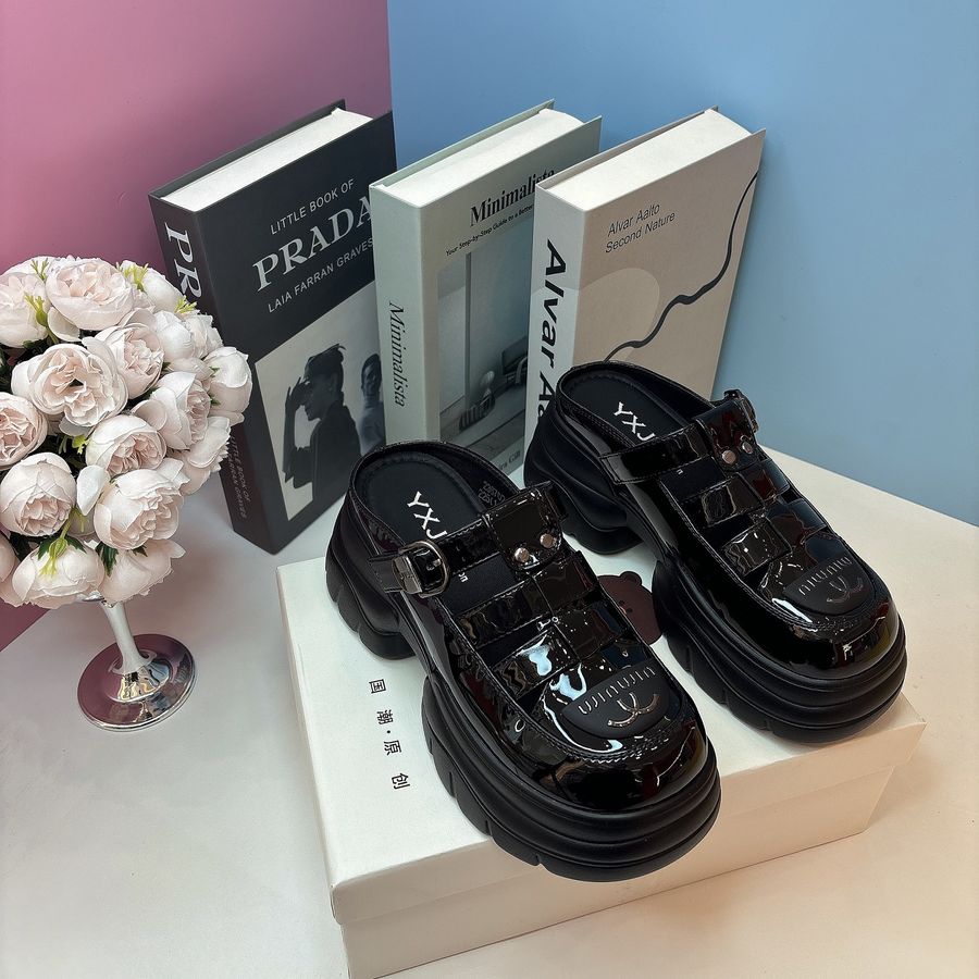 Giày Sục Nữ TGG 2236702 Màu Đen Bóng Size 39