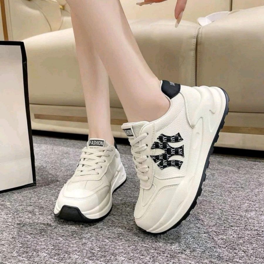 Giày Thể Thao Nữ TGG E16 Da Sần Màu Trắng Size 36